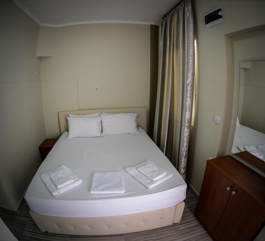 Crown Hotel Nea Skioni Rum bild